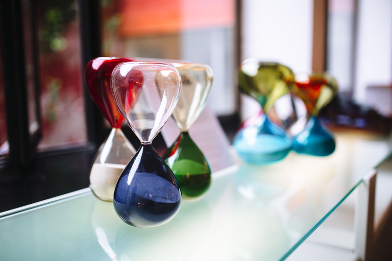 hourglass, table, no people, reflection, still life, Italy, islands, Venini, transparent, shiny, 4K, time, glass, day, indoors, factory, deadline, museum