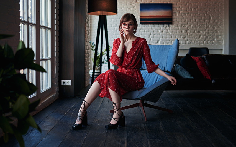 looking at viewer, model, heels, lamp, couch, glasses, Sergey Fat, picture frames, Sergey Zhirnov, bokeh, 1080P, wall, indoors, tattoo, women, chair, Olya Pushkina
