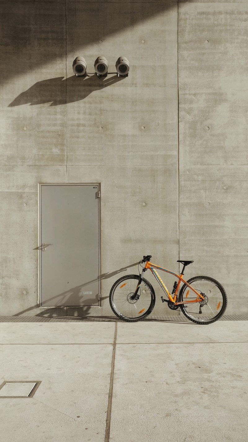 building, everyday life, wall, stationary, colour, security, museum, confluence, simple, quotidien, minimaliste, mode of transportation, bike, flooring