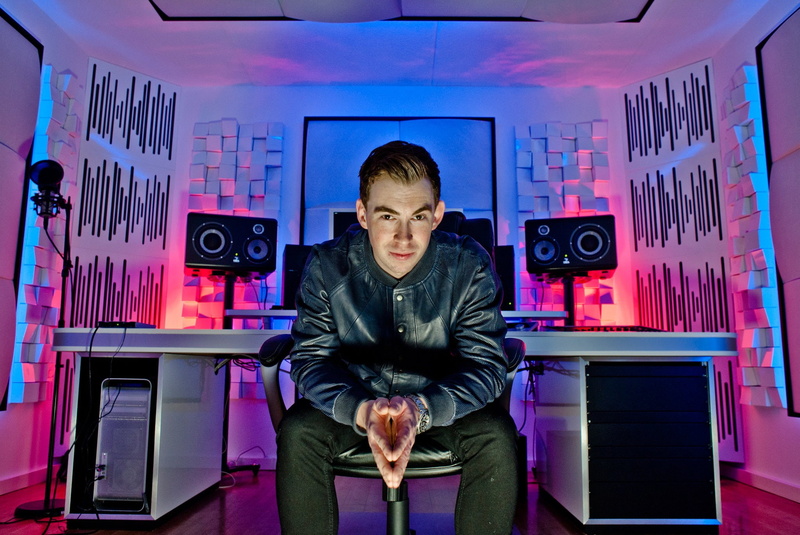 real people, lifestyles, standing, technology, three quarter length, 1080P, looking at camera, front view, indoors, young adult, studios, casual clothing