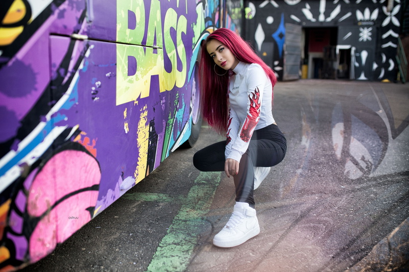 women, 2K, squatting, sneakers, red nails, Julia Trotskaya, eyeliner, jeans, portrait, dyed hair