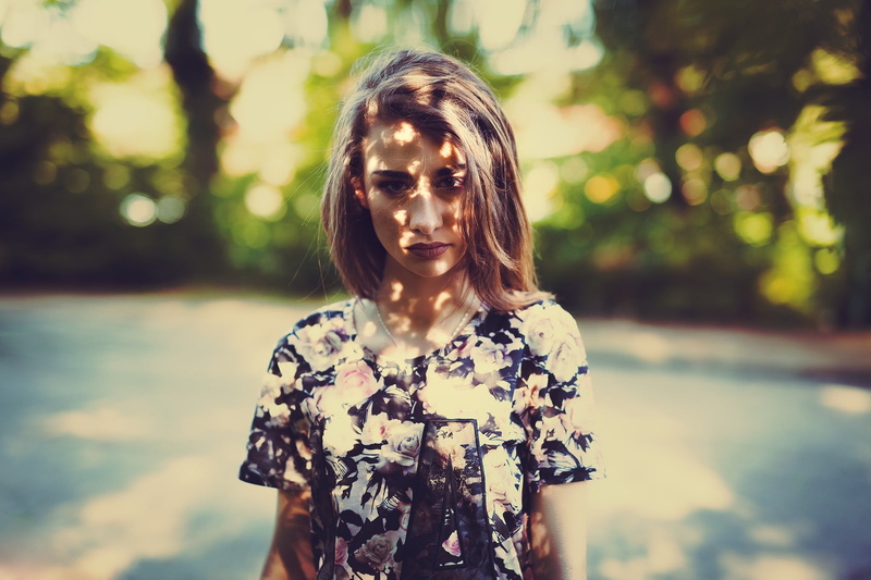 day, women, young adult, dyed hair, hair, young women, leisure activity, contemplation, casual clothing, dappled sunlight, 1080P, focus on foreground