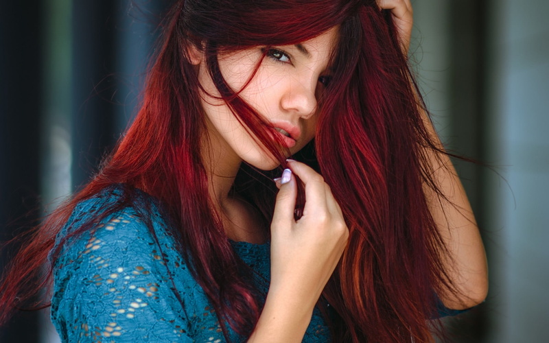 looking at camera, dyed red hair, leisure activity, teenager, dyed hair, looking at viewer, 1080P, long hair, blurred, top, women, beautiful woman, hands in hair