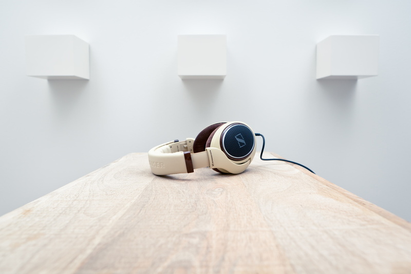 HEADPHONES, ROOM, corded, WALL, sennheiser, SENNHEISER HD598, HI-TECH, white, 5K, TABLE