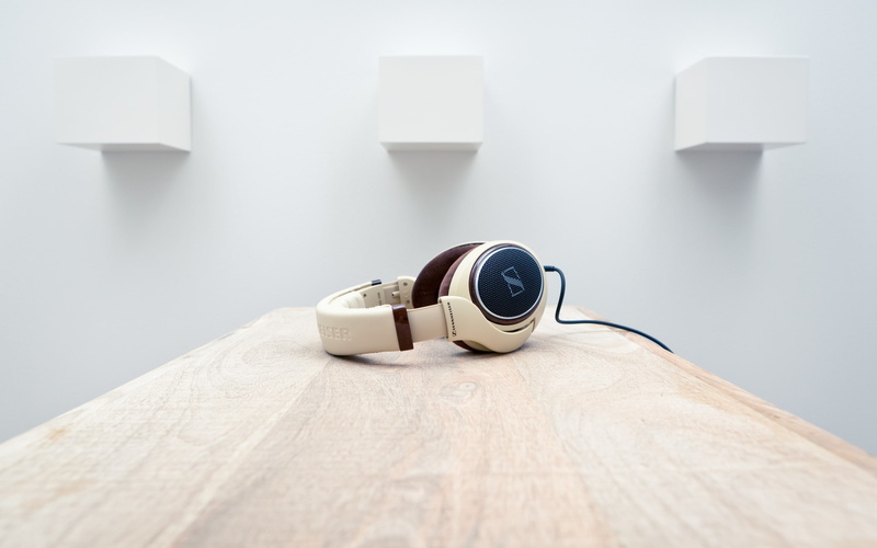 table, Wall, domestic life,  table, wall - building feature, furniture, domestic room, 2K, indoors, day, music, electric lamp, no people, Headphones, lighting equipment