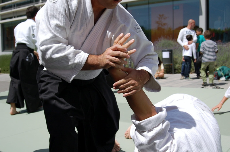 casual clothing, sports, sports display, sport, focus on foreground, outdoors, men, 1080P, hands, street, aikido, martial arts, group of people, competition