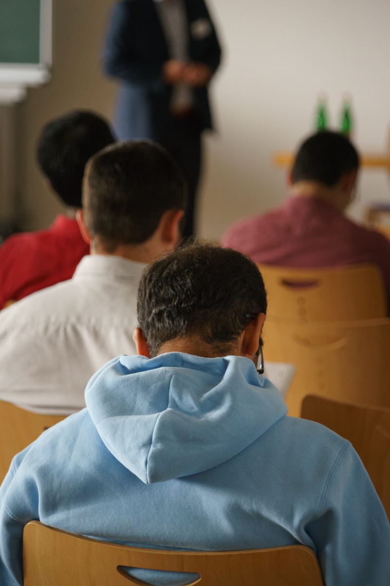 education, learn, child, audience, listeners, 5K, communication, women, teenage boys, classroom, men, males, seminar, furniture, indoors, sitting, lecture