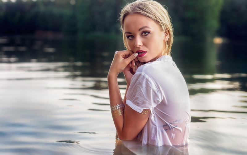 outdoors, looking at camera, portrait, hair, real people, hairstyle, young adult, adult, beauty, 2K, blond hair, lifestyles, water, women, fashion, focus on foreground