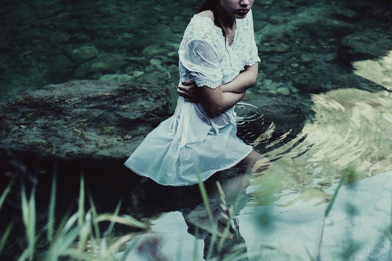 wet clothing, 2K, women outdoors, in water, white clothing, brunette, women, wet body
