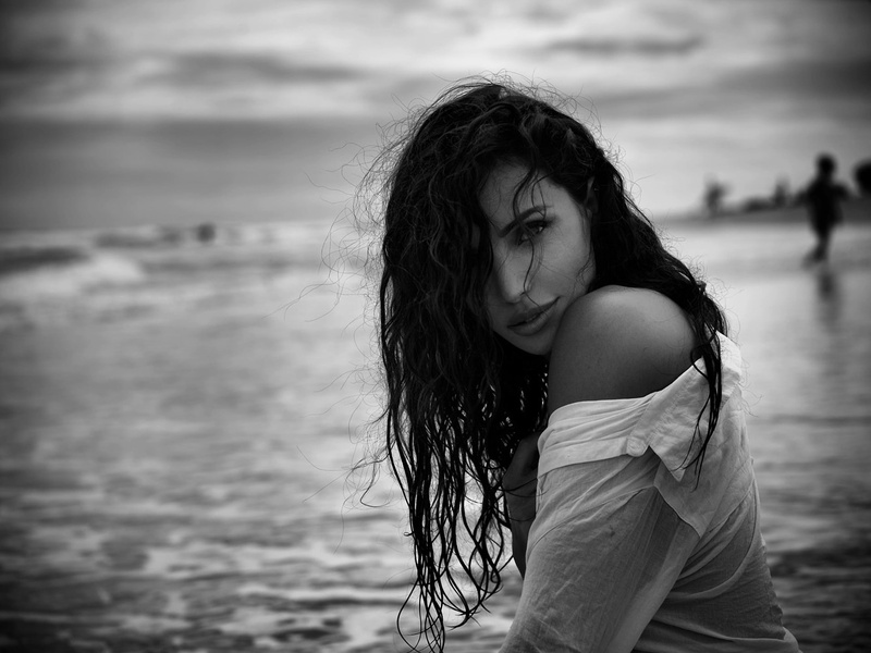 hair, wet clothing, real people, young adult, women outdoors, waist up, one person, depth of field, leisure activity, focus on foreground, casual clothing