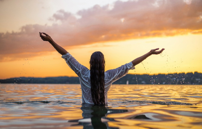 wet body, real people, beauty in nature, sunset, model, sky, leisure activity, adult, lifestyles, blouses, see-through clothing, outdoors, hairstyle, wet hair