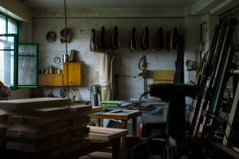 business, dining room, education, cut, carpentry, indoors, tool, restaurant, domestic room, wood, no people, interior design, room, loft, machine, seat