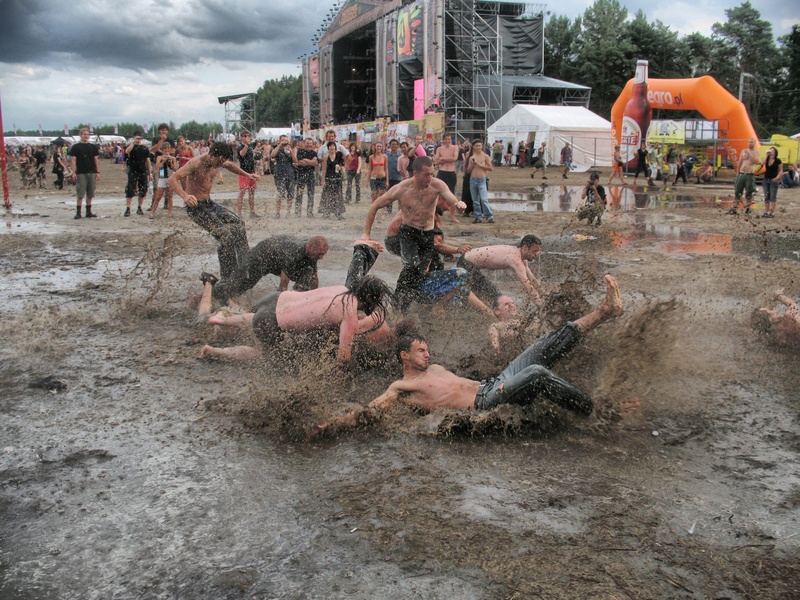 water, splashing, enjoyment, architecture, built structure, cloud - sky, outdoors, day, group of people, pit, large group of people, dirty, lifestyles