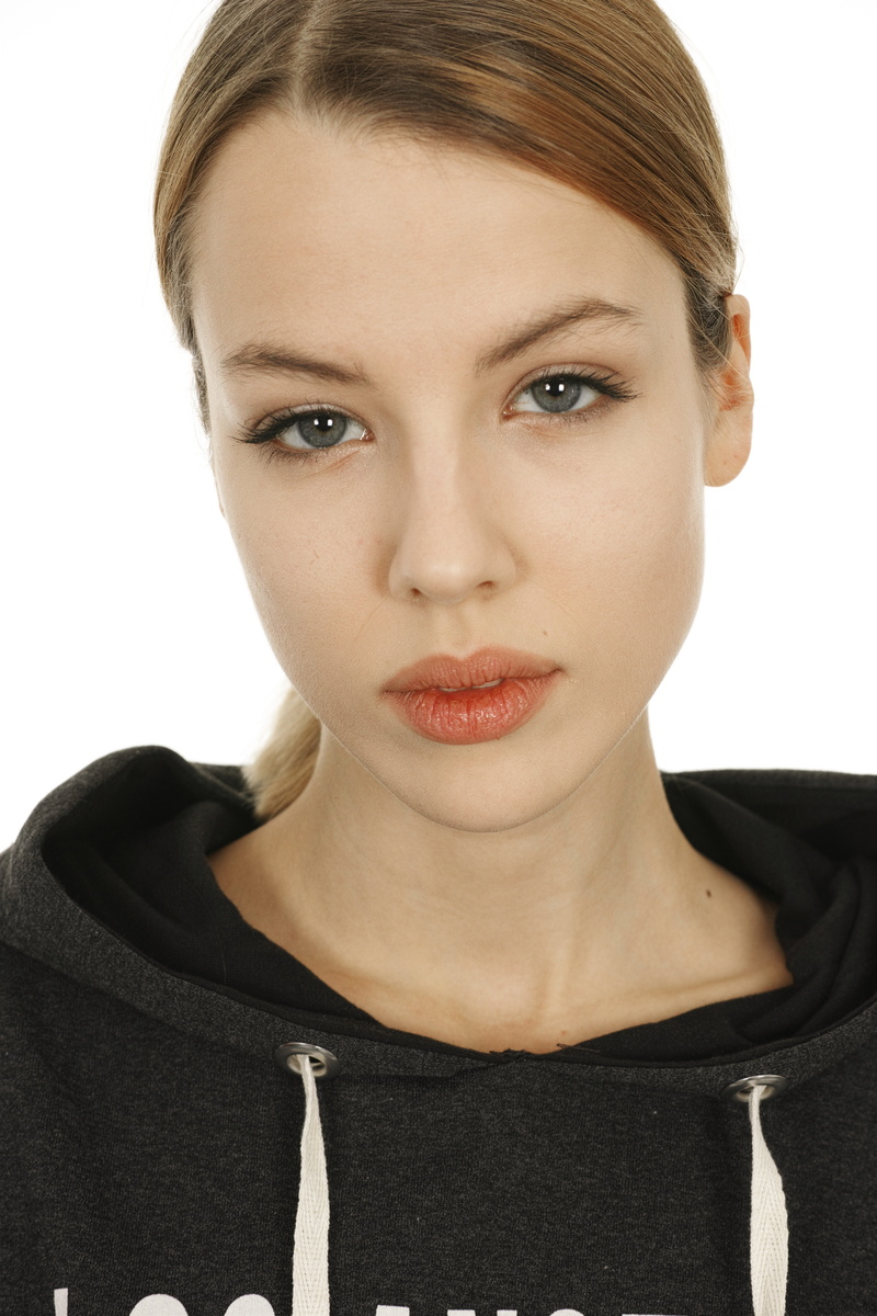 human face, beautiful woman, young women, blonde, blond, women, girl, style, headshot, young, human, one person, casual, pretty, lipstick, make-up, young adult