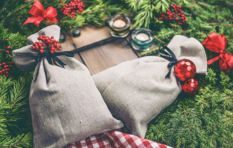 christmas decoration, 5K, green color, decoration, gray, nature, drawstring, flower, pouches, close-up, tree, plant, red, no people, high angle view, table
