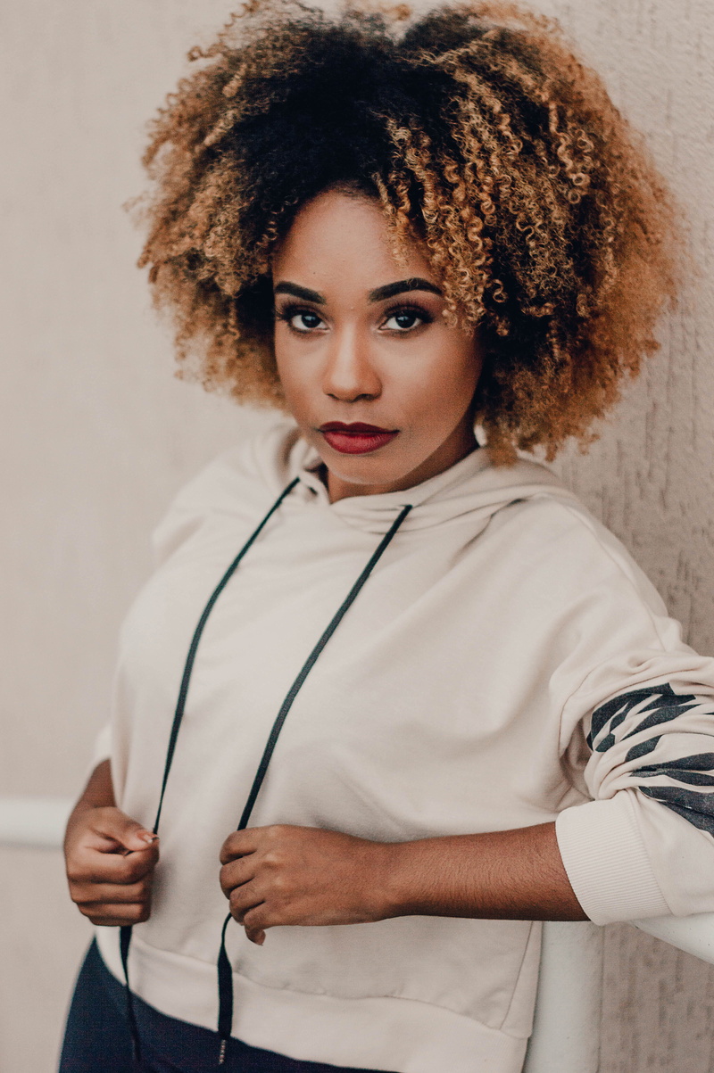 beauty, waist up, women, 5K, curly hair, woman, beautiful woman, front view, casual clothing, hair, portrait, young women, indoors, one person, lifestyles