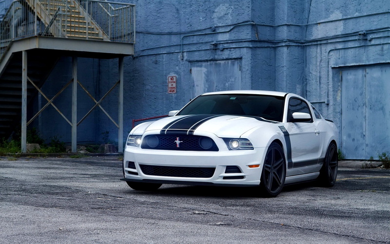 coupe, mode of Transport, classic, motor Vehicle, boss 302, no People, sedan, elegance, transportation, blue, land Vehicle, white, car, old-fashioned, modern