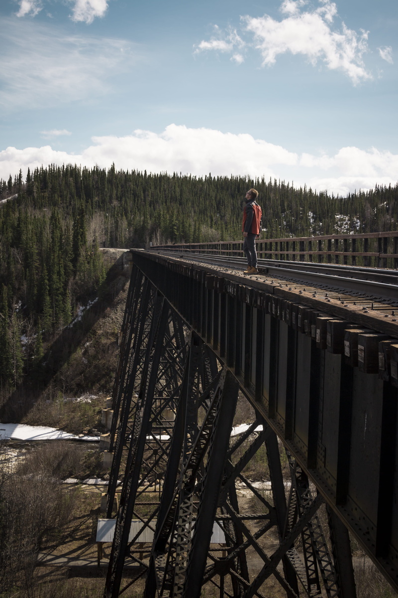 bench, day, 5K, person, daytime, looking at view, boardwalk, bridge, leisure activity, real people, built structure, men, building, transportation, adventurer