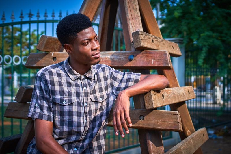 three quarter length, Fumba, bench, person, hat, leisure activity, Candido, wawera in angola, lucas cândido, outdoors, young Adult, Youtuber, sitting, look at the angolan
