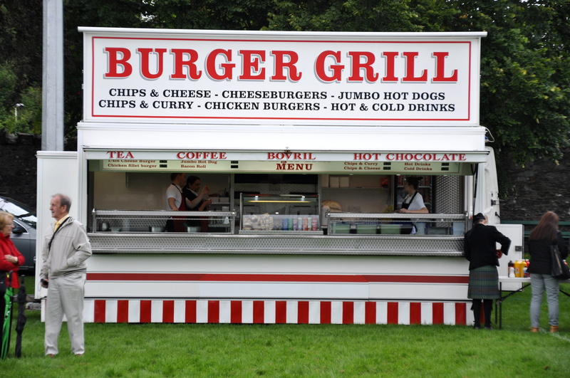 group of people, communication, barbecue, built structure, burger grill, real people, takeaway, uniform, snack, full length, non-western script, food, script