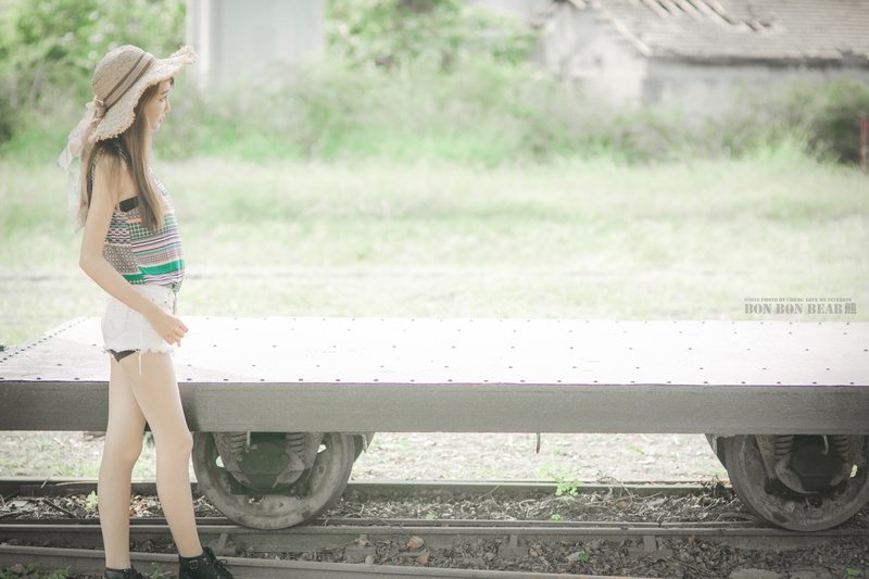 women, bench, outdoors, real people, standing, clothing, grass, shorts, lifestyles, 4K, asian 4k picture desktop, one person, nature, seat, profile view