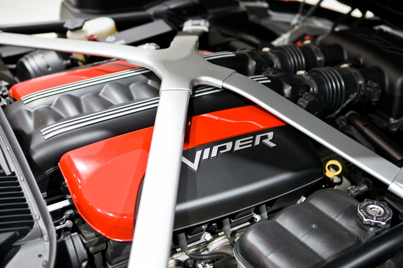 industry, 4K, no people, black color, technology, Dodge, Dodge Viper SRT10, land vehicle, wheel, machinery, close-up, metal, modern, Dodge Viper, red