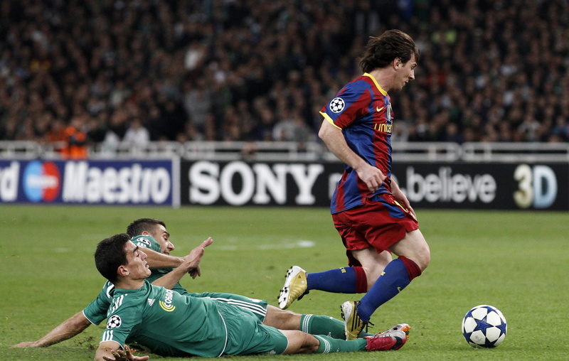 Barcelona, sports equipment, team, professional Sport, motion, defending, sport, ball, blue, young men, rivalry, winning, the ball, player, offense - Sporting Position