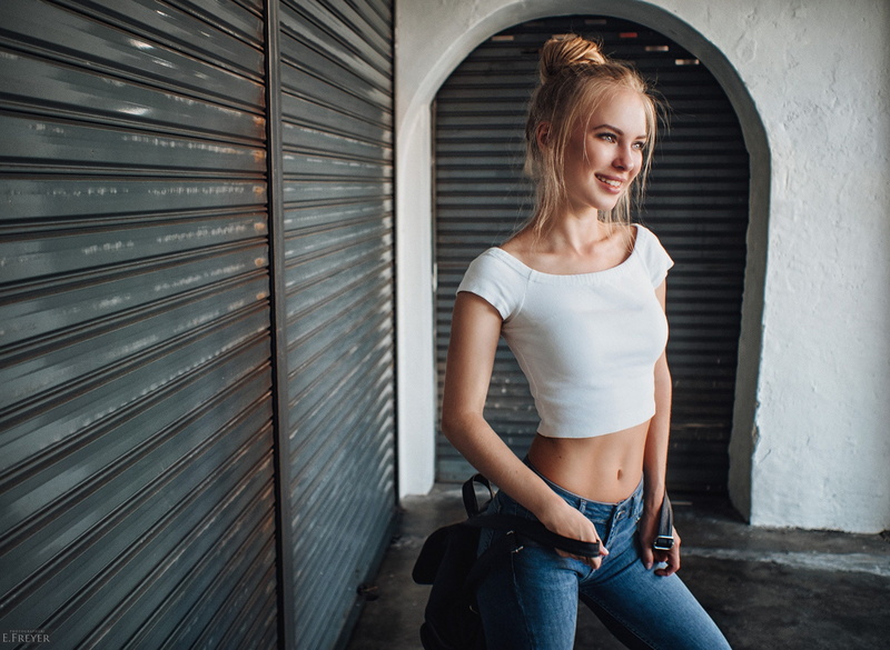 1080P, beauty, three quarter length, real people, girls, standing, adult, blond hair, hd, leisure activity, beautiful woman, hairstyle, casual clothing