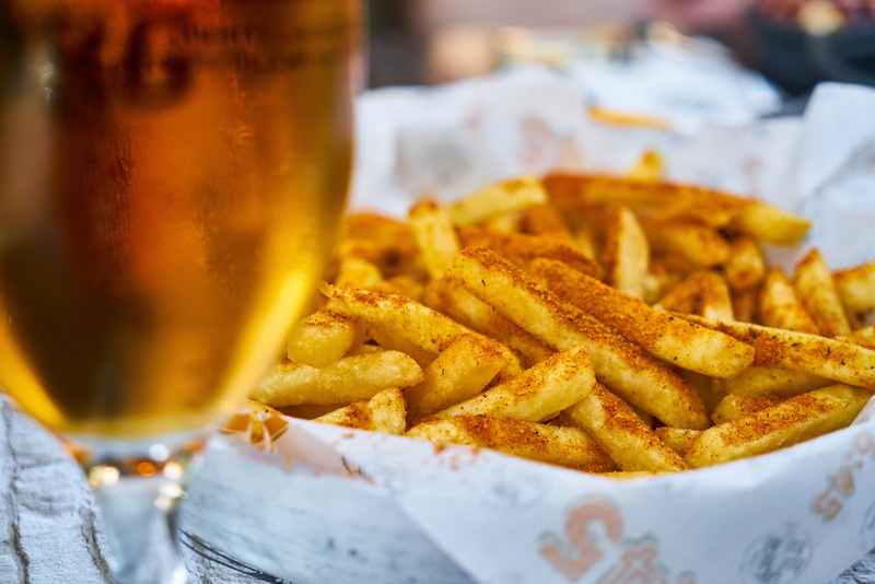 food and drink, glass, beer, calories, ready-to-eat, potato, prepared potato, freshness, deep fried, fast food, health, 5K, menu, weight, background, cafe