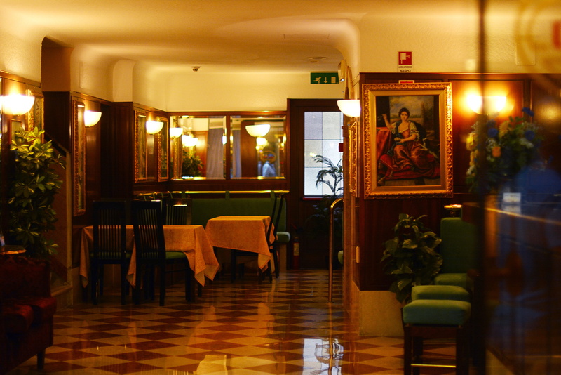 Italy, decor, the decor, glass - material, gold, the interior of the, chair, italy, indoors, picture, business, elegance, lighting equipment, flooring