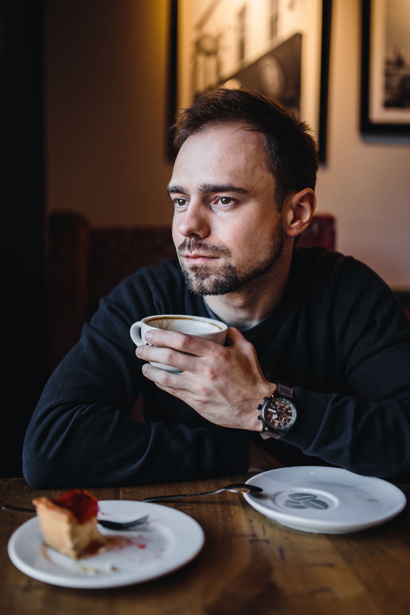 coffee Cup, man, adults Only, only Men, coffee - Drink, caucasian Ethnicity, dressed, sititng, cafe, break, portrait, real people, casual Clothing, leisure activity