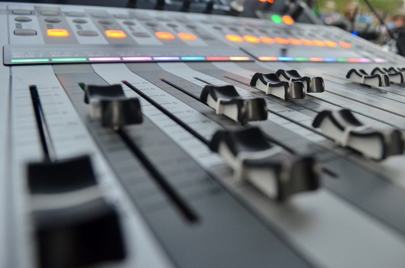 in a row, Yamaha, musical instrument, push button, Audio, no people, control panel, Mixer, studio, control, technology, audio equipment, electrical equipment