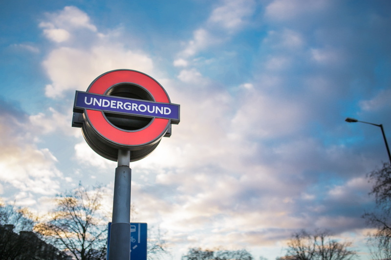 transport, communication, road Sign, lighting equipment, outdoors, pole, blue, 2K, text, street, city, road, guidance, information, Clouds, sign, day