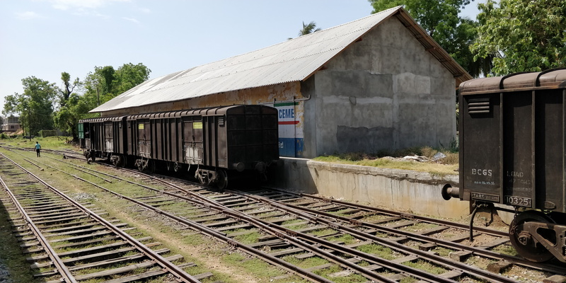 rails, railway, tree, rail transportation, railway station, 4K, train, built structure, sky, nature, cloud - sky, architecture, railroad track, cargo wagon
