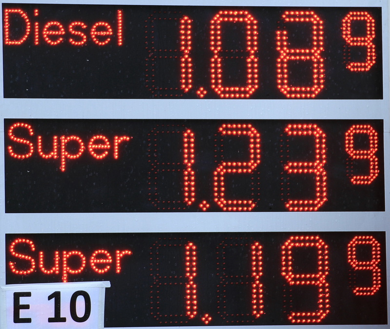 countdown, close-up, business, data, screen, scoreboard, information, sign, digital display, 4K, device screen, western script, illuminated, gas pump
