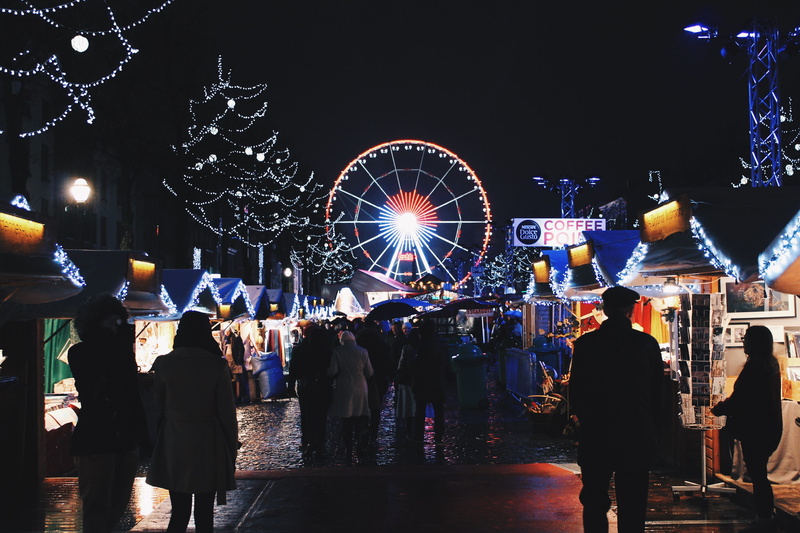 large group of people, amusement park ride, architecture, women, light, market, open air, wanderlust, hiver, ferris wheel, festive, bruxelles, outdoors