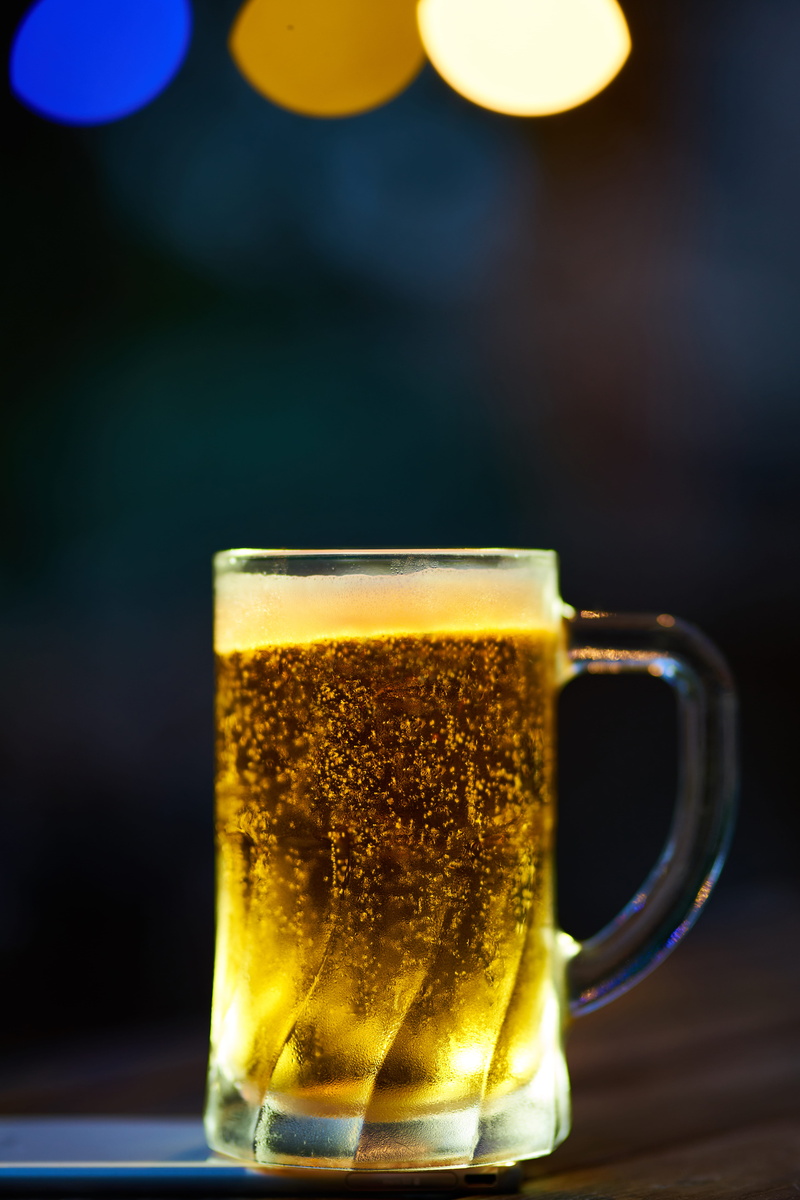 frothy drink, drinking glass, freshness, alcohol, still life, beer - alcohol, indoors, liquid, beer, yellow, household equipment, alcoholic beverage, beer glass