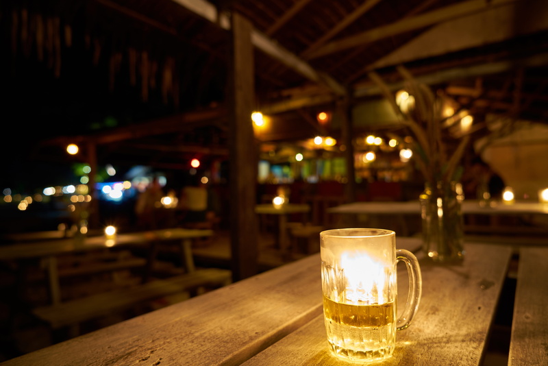 8K, focus on foreground, healthy lifestyle, refreshment, sociability, restaurant, beer glass, lifestyle, the drink, household equipment, beer, drink, conversation
