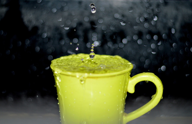 splashing, black background, no people, raindrop, refreshment, ceramic, yellow, photography, splash, 5K, beverage, mug, bokeh, time-lapse, full, cup, focus on foreground