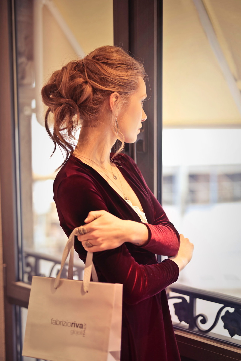 view, jewelry, lifestyles, adult, red, earrings, hairstyle, fashionable, young adult, real people, elegant, leisure, one person, blonde hair, shopping
