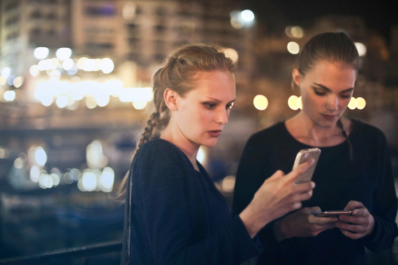 connection, headshot, technology, urban, device, Conversation, people, mobile, texting, female, text, Looking, blonde, Hand, 25-30 year old, 2K, communication