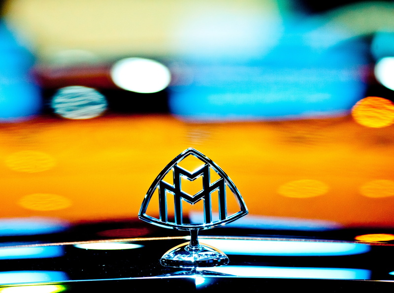 selective focus, glass, Other Cars, transparent, auto show, no people, Detroit, single object, reflection, focus on foreground, 4K, table, shape, lighting equipment