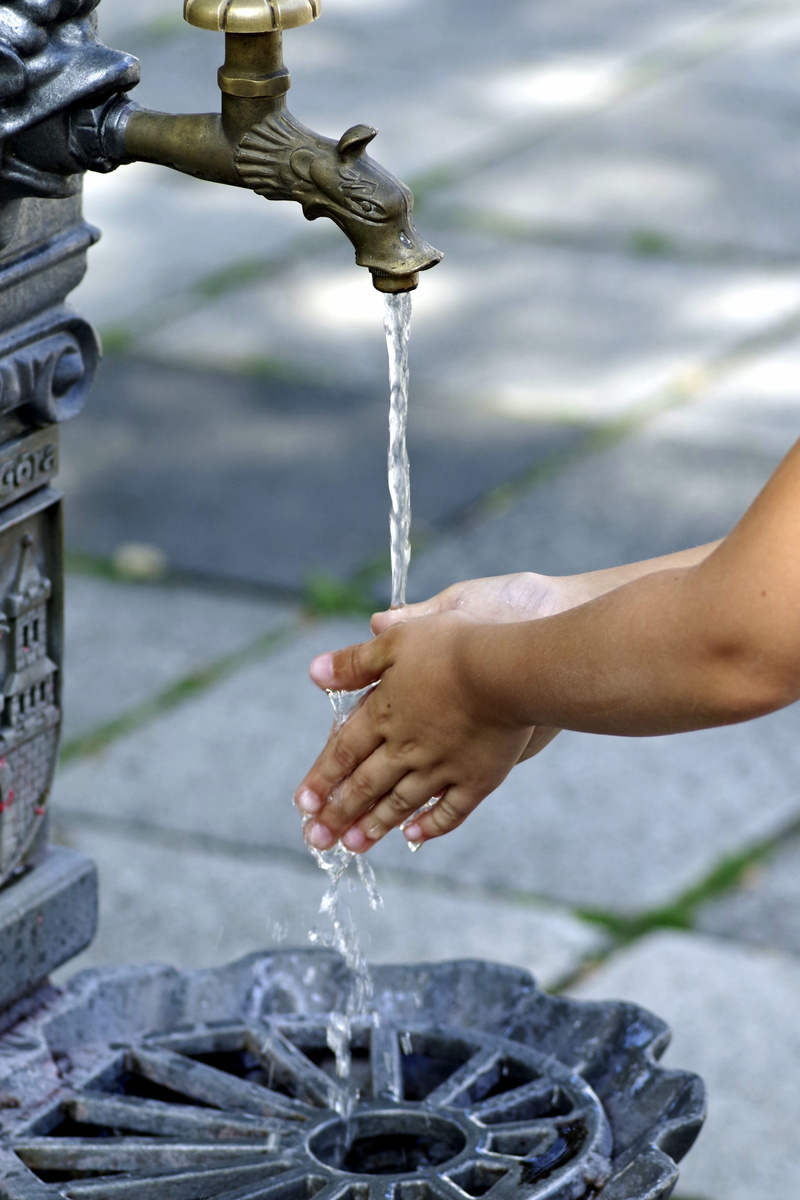 flowing, hygiene, well, freshen up, real people, day, drinker, finger, 4K, focus on foreground, pouring, street, city, hand, faucet, human hand, wash hands