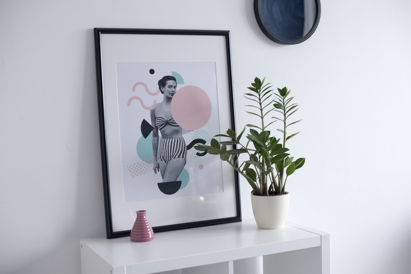 photo, no people, flower pot, indoors, houseplant, frame, communication, top, 5K, still life, side, growth, table, domestic room, computer, interior, wooden