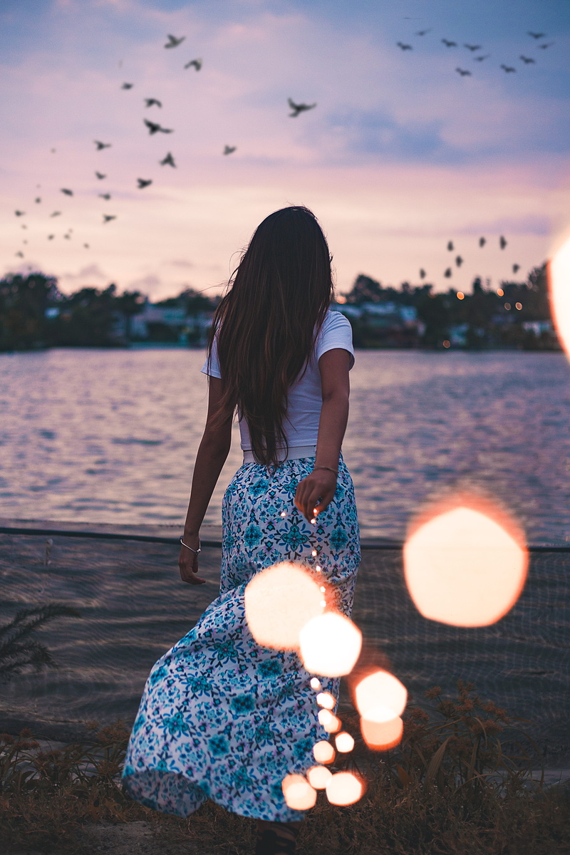 flock, leisure activity, outdoors, birds, looking, beach, front, lifestyles, one person, rear view, cloud - sky, sky, lights, casual clothing, girls, beauty in nature