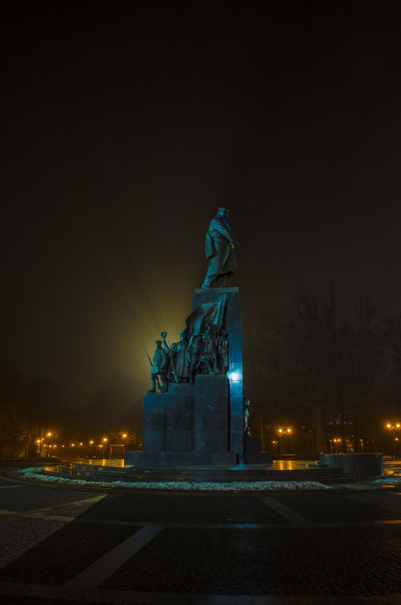 street light, shadow, 4K, monument, night, human representation, rays, drizzle, taras, no people, ukraine, city, building exterior, history, travel destinations