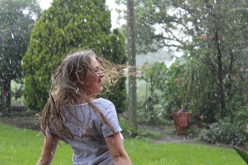 calm, wild field, waist up, drizzle, landscape, drops, rural landscape, hair, water, dancing, girl, hairstyle, blond hair, 5K, nature, tree, side view