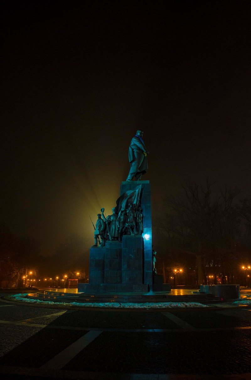 illuminated, no people, rays, kharkov, human representation, fog, city, autumn, representation, sky, monument, creativity, built structure, shevchenko