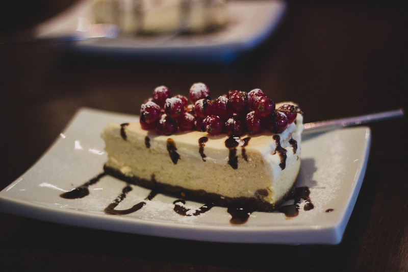 chocolate, freshness, chocolate drizzle, baked cheesecake, focus on foreground, indoors, dessert, temptation, plate, berries, icing sugar, berry fruit