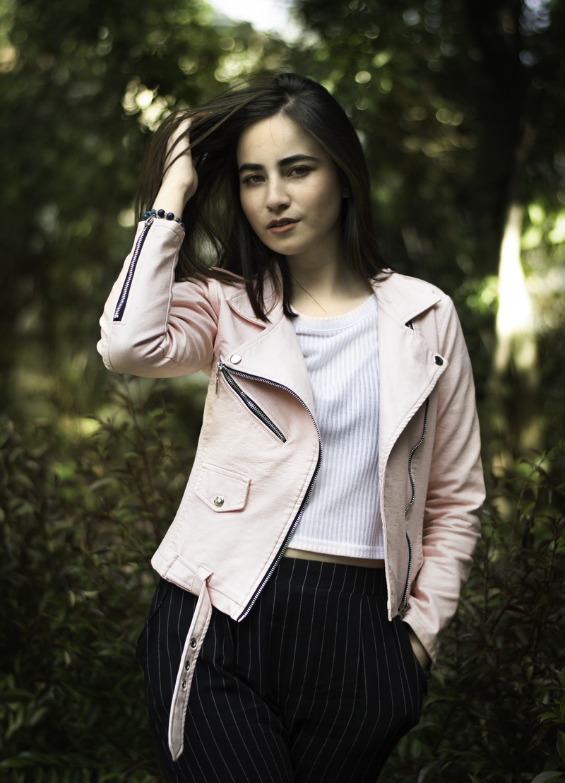 50mm, land, three quarter length, leisure activity, long hair, mujer, colombia, outdoors, one person, 5K, girl, young women, hair, lifestyles, nature